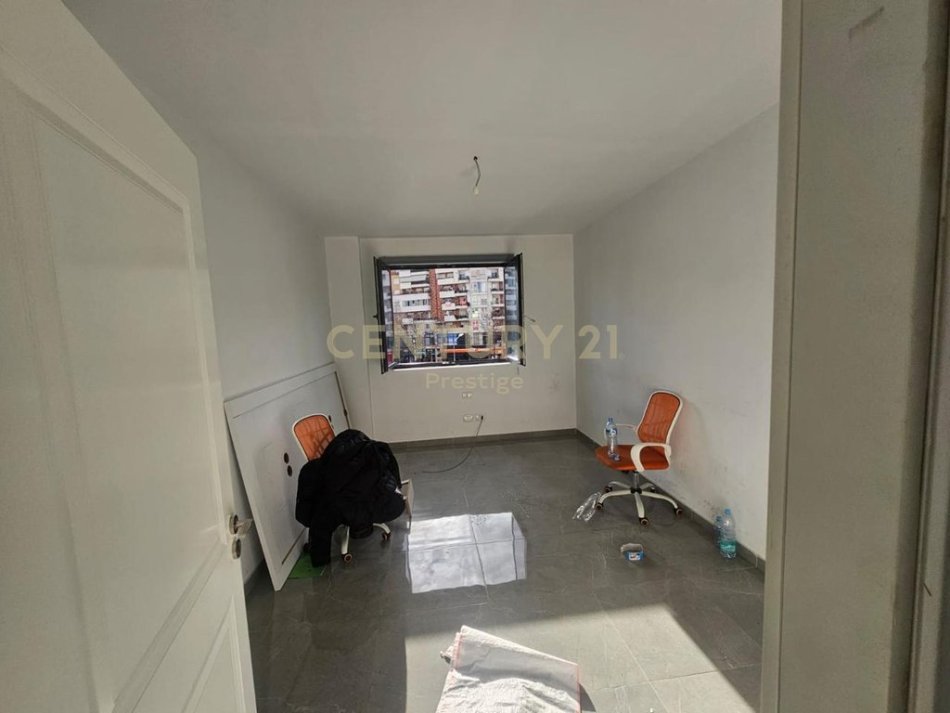 Tirane, jepet me qera zyre Kati 2, 130 m² 750 € (Unaza e Madhe)