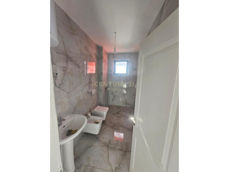 Tirane, jepet me qera zyre Kati 2, 130 m² 750 € (Unaza e Madhe)