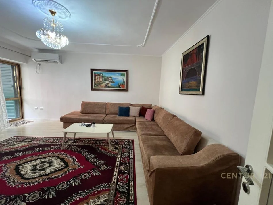 Tirane, jepet me qera apartament 2+1+Ballkon Kati 2, 100 m² 850 € (Rruga e kavajes)