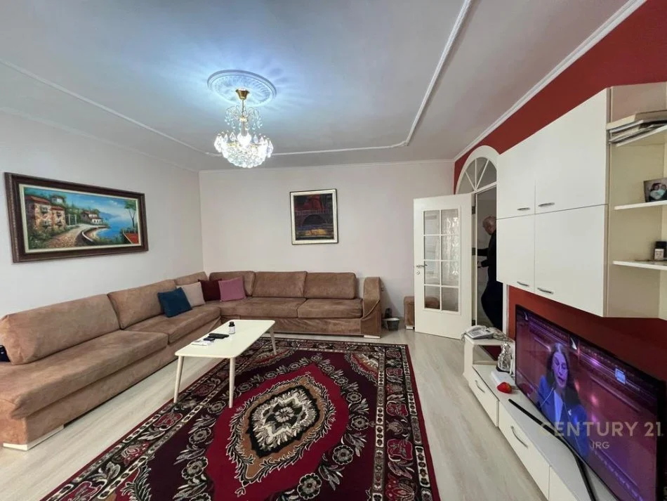 Tirane, jepet me qera apartament 2+1+Ballkon Kati 2, 100 m² 850 € (Rruga e kavajes)
