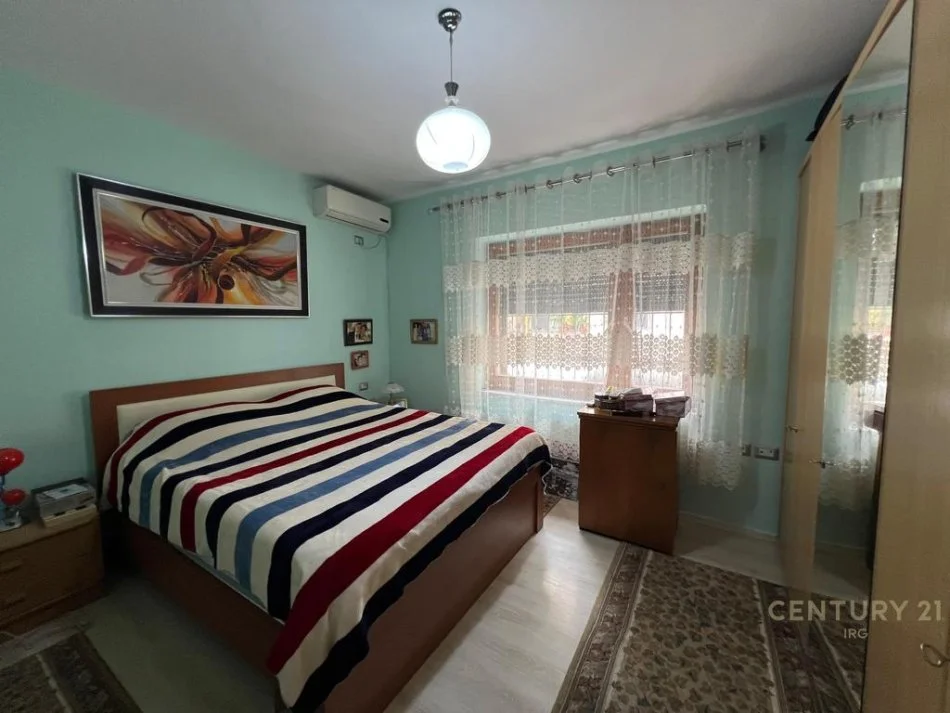 Tirane, jepet me qera apartament 2+1+Ballkon Kati 2, 100 m² 850 € (Rruga e kavajes)