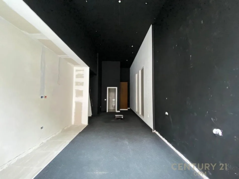 Tirane, jepet me qera ambjent biznesi Kati 0, 96 m² 1.800 € (Komuna e parisit)