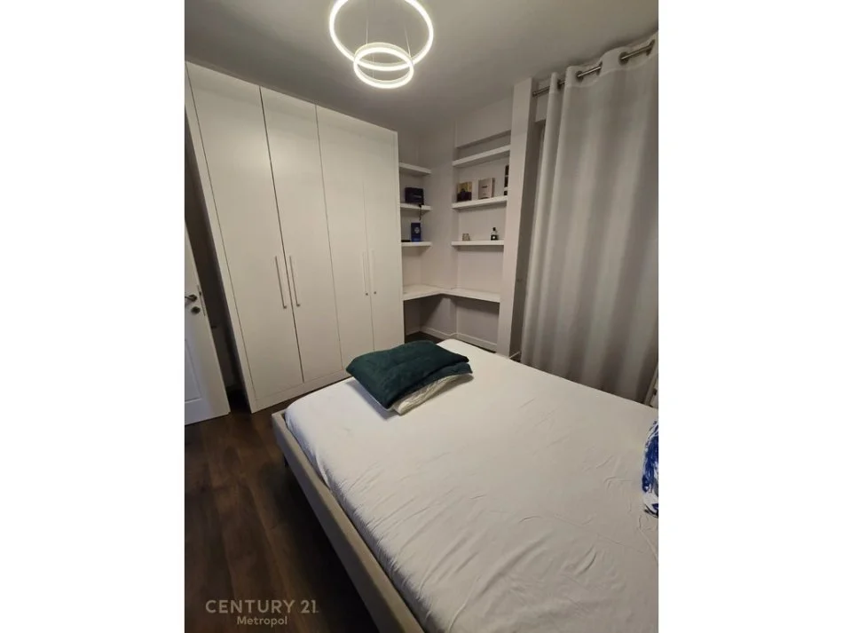 Tirane, jepet me qera apartament 2+1+Ballkon Kati 4, 130 m² 1.700 € (Komuna e parisit stadiumi selman stermasi)