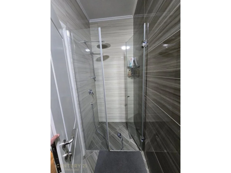 Tirane, jepet me qera apartament 2+1+Ballkon Kati 4, 130 m² 1.700 € (Komuna e parisit stadiumi selman stermasi)