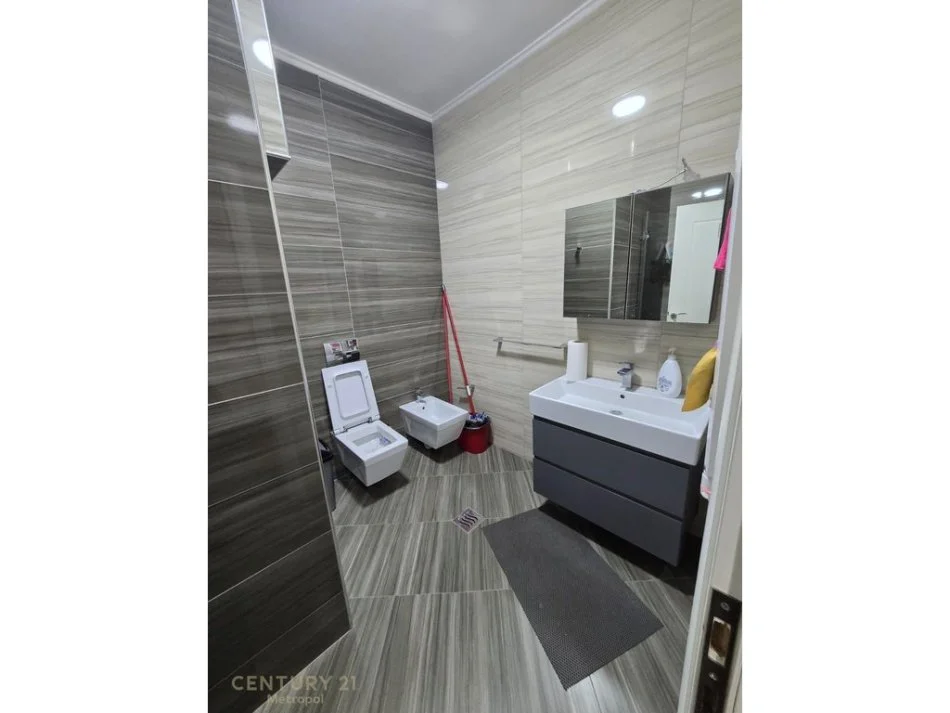 Tirane, jepet me qera apartament 2+1+Ballkon Kati 4, 130 m² 1.700 € (Komuna e parisit stadiumi selman stermasi)