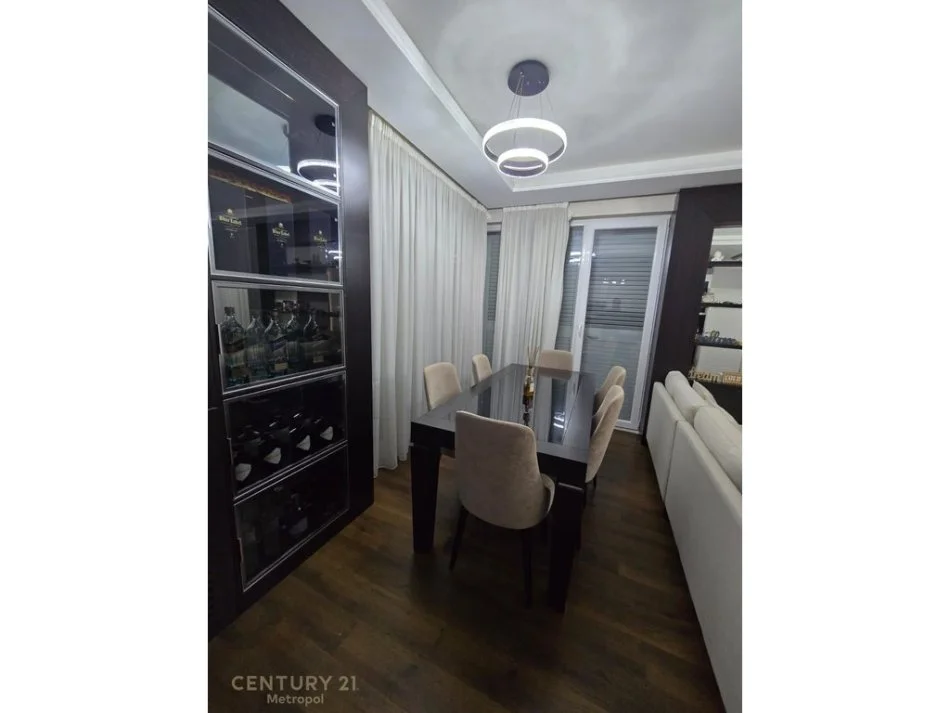 Tirane, jepet me qera apartament 2+1+Ballkon Kati 4, 130 m² 1.700 € (Komuna e parisit stadiumi selman stermasi)