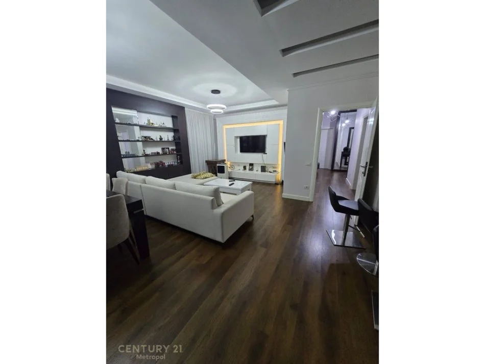 Tirane, jepet me qera apartament 2+1+Ballkon Kati 4, 130 m² 1.700 € (Komuna e parisit stadiumi selman stermasi)