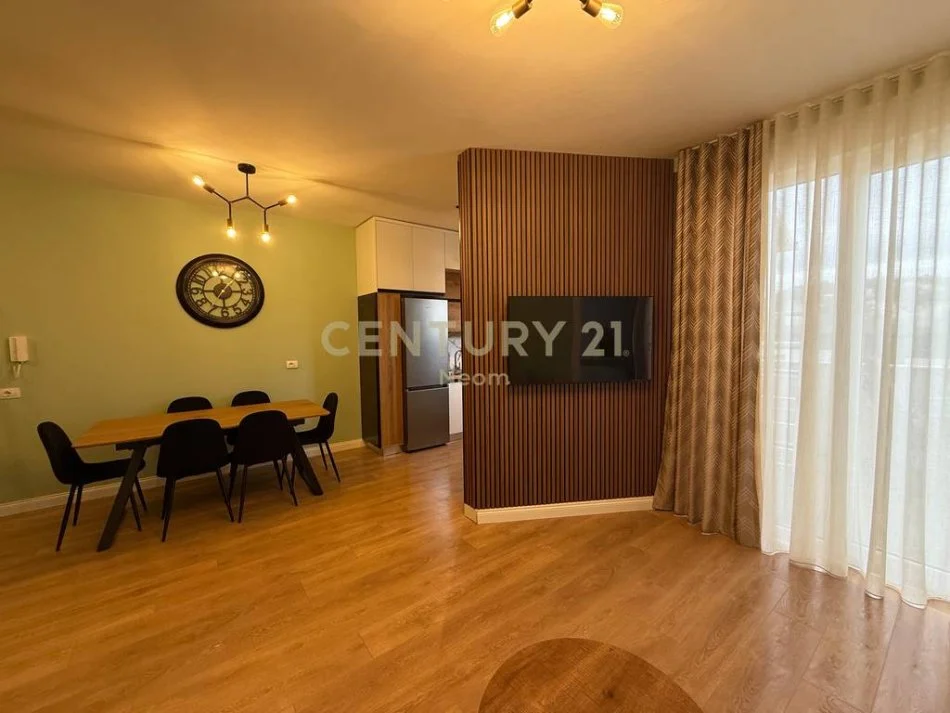 Tirane, jepet me qera apartament 3+1+Ballkon Kati 5, 144 m² 1.300 € (Liqeni i thate)