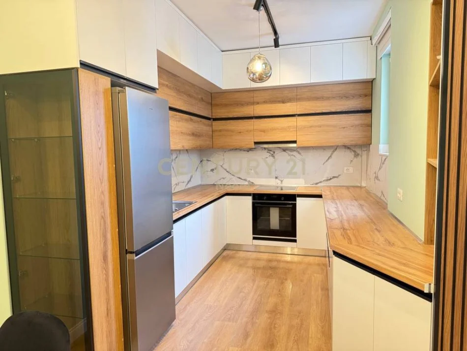 Tirane, jepet me qera apartament 3+1+Ballkon Kati 5, 144 m² 1.300 € (Liqeni i thate)