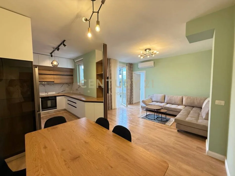 Tirane, jepet me qera apartament 3+1+Ballkon Kati 5, 144 m² 1.300 € (Liqeni i thate)