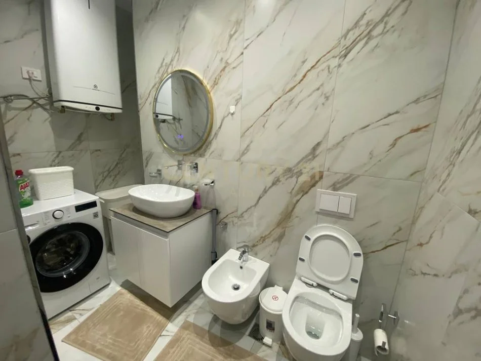 Tirane, jepet me qera apartament 2+1+Ballkon Kati 7, 105 m² 1.500 € (mine peza)