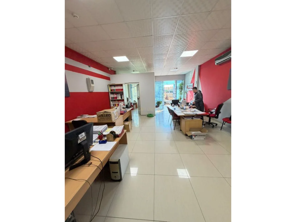 Tirane, jepet me qera ambjent biznesi Kati 1, 140 m² 1.000 € (Laprakë)