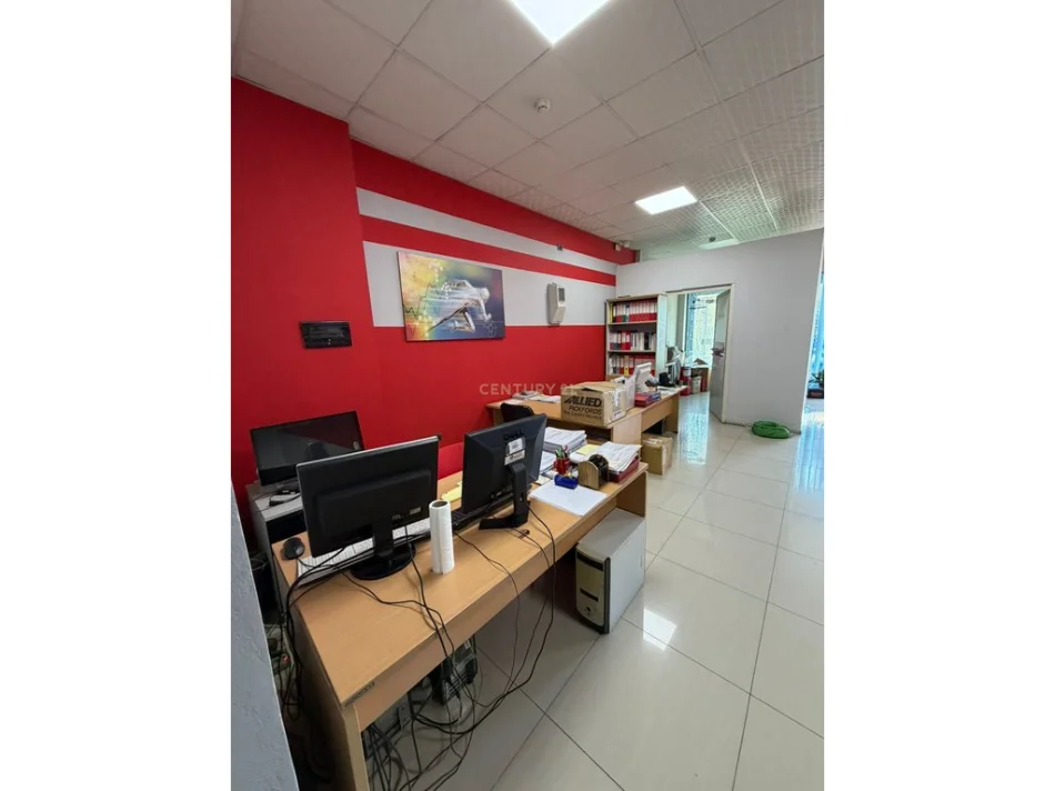 Tirane, jepet me qera ambjent biznesi Kati 1, 140 m² 1.000 € (Laprakë)