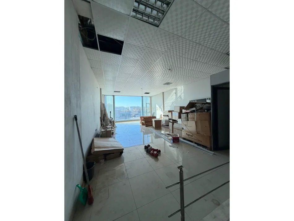 Tirane, jepet me qera ambjent biznesi Kati 1, 140 m² 1.000 € (Laprakë)