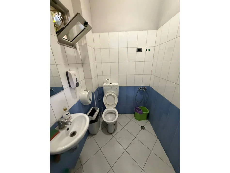 Tirane, jepet me qera ambjent biznesi Kati 1, 140 m² 1.000 € (Laprakë)