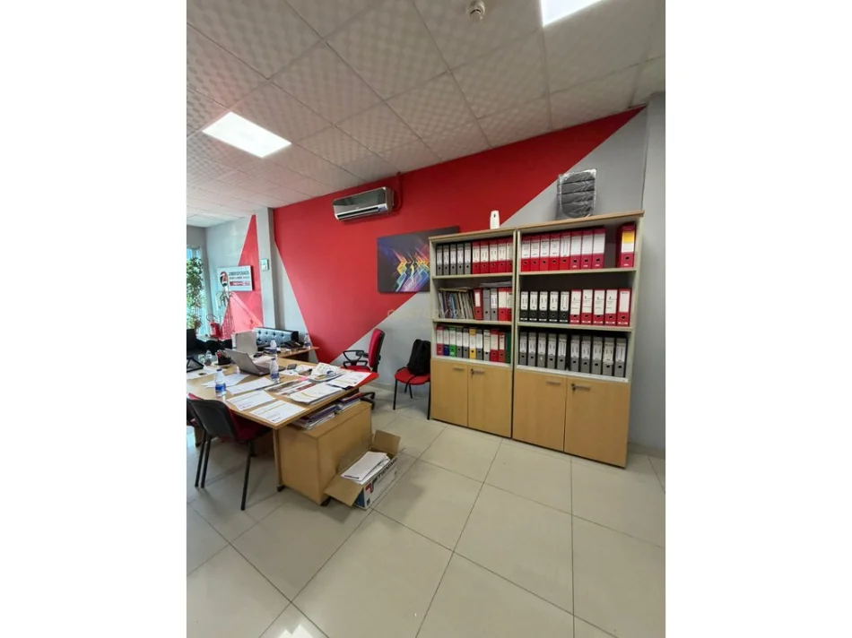 Tirane, jepet me qera ambjent biznesi Kati 1, 140 m² 1.000 € (Laprakë)