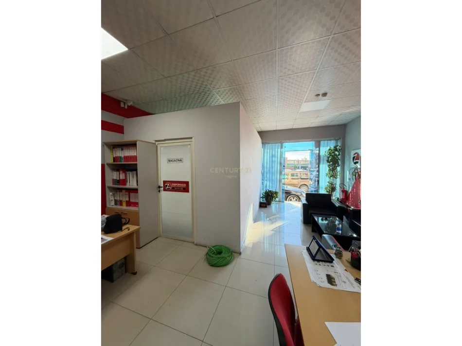 Tirane, jepet me qera ambjent biznesi Kati 1, 140 m² 1.000 € (Laprakë)