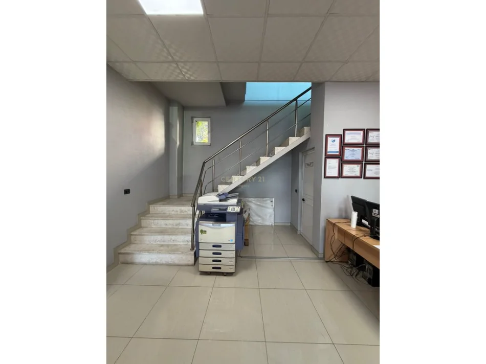 Tirane, jepet me qera ambjent biznesi Kati 1, 140 m² 1.000 € (Laprakë)