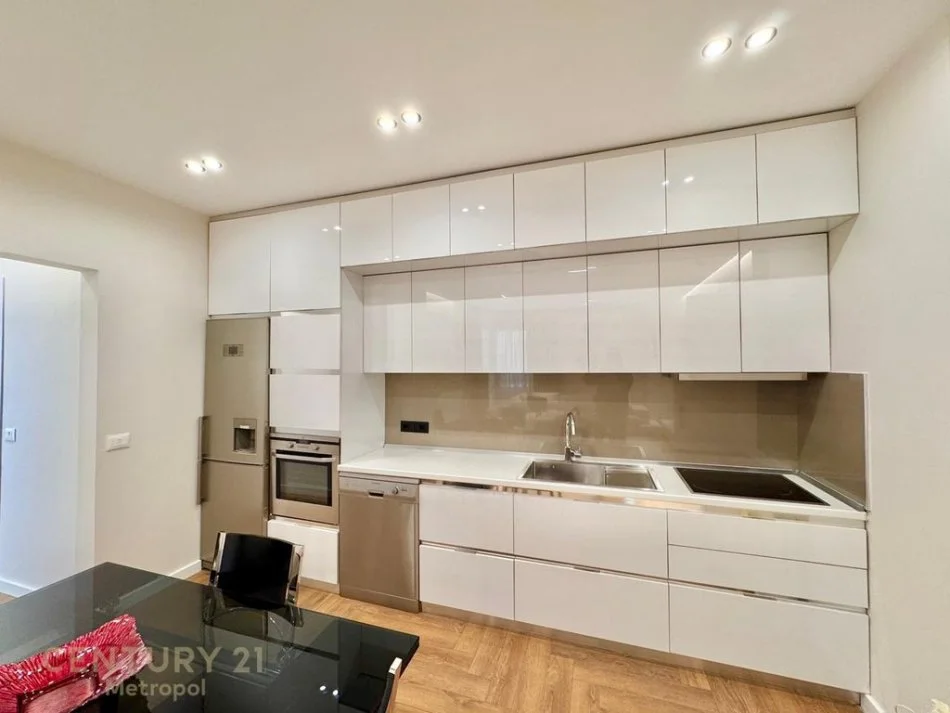 Tirane, jepet me qera apartament 2+1+Ballkon Kati 5, 99 m² 1.150 € (Pazari ri)