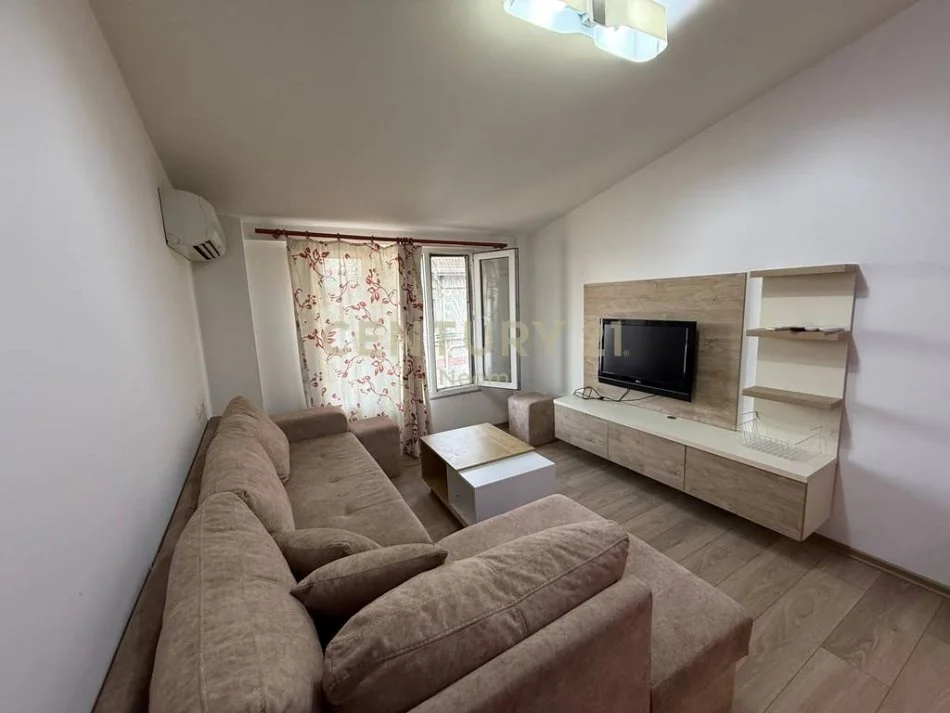 Tirane, jepet me qera apartament 1+1+Ballkon Kati 4, 48 m² 500 € (Kodra e diellit)