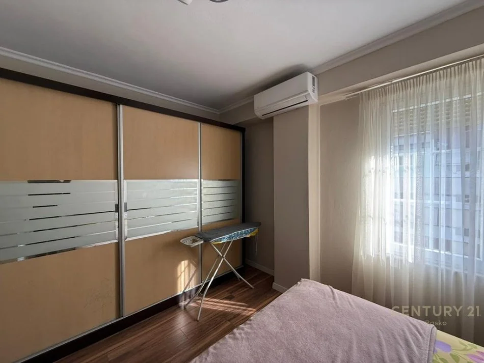 Tirane, jepet me qera apartament 1+1+Ballkon Kati 7, 84 m² 550 € (Mbikalimi i komunes se parisit)