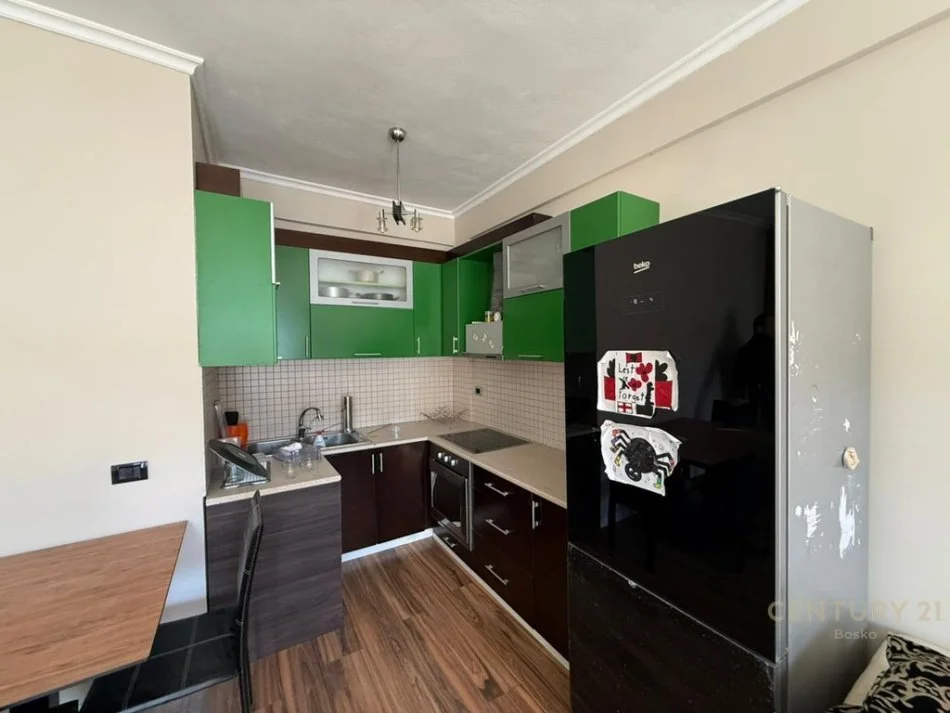 Tirane, jepet me qera apartament 1+1+Ballkon Kati 7, 84 m² 550 € (Mbikalimi i komunes se parisit)
