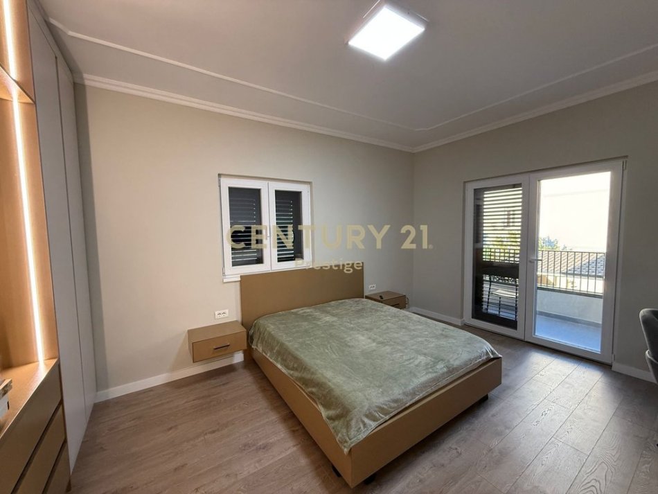 Tirane, jepet me qera apartament 2+1 Kati 2, 100 m² 1.100 € (Ambasada Amerikane)