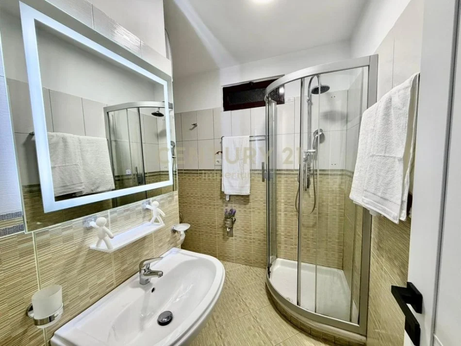 Tirane, jepet me qera apartament 3+1+Ballkon Kati 3, 105 m² 1.200 € (lulishte 1 maji)