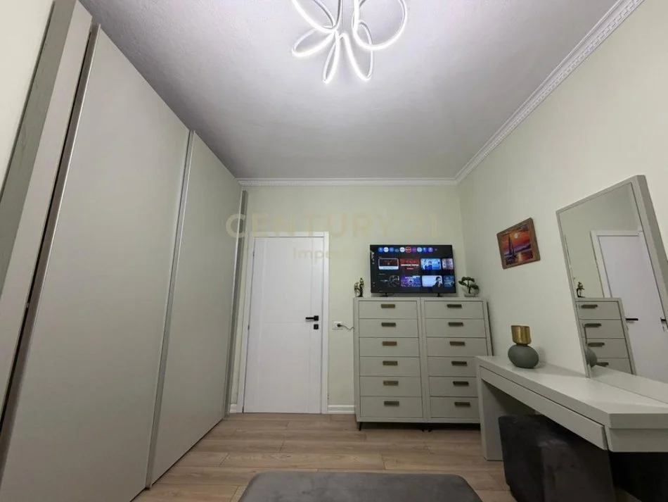 Tirane, jepet me qera apartament 3+1+Ballkon Kati 3, 105 m² 1.200 € (lulishte 1 maji)