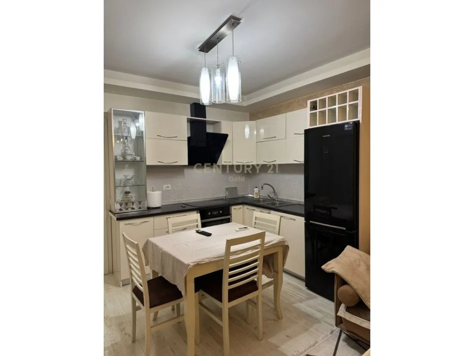 Tirane, jepet me qera apartament 2+1+Ballkon Kati 6, 72 m² 650 € (kompleksi magnet)