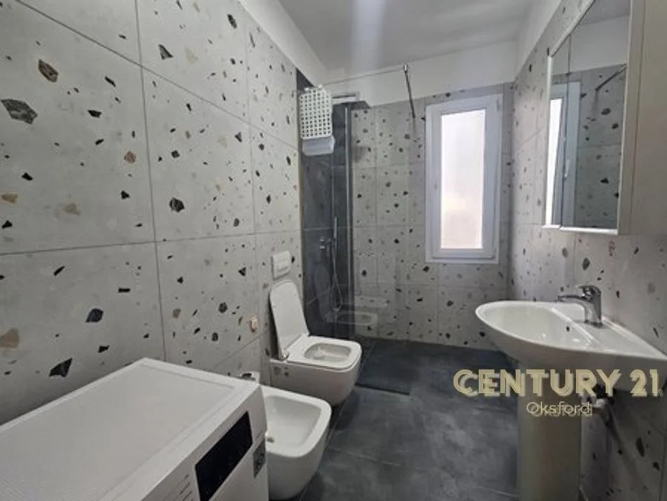 Tirane, jepet me qera apartament 2+1+Ballkon Kati 9, 104 m² 700 € (ish fusha aviacionit)