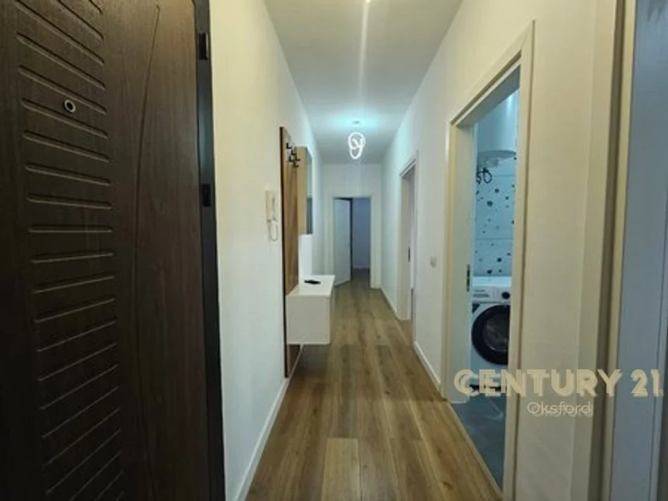 Tirane, jepet me qera apartament 2+1+Ballkon Kati 9, 104 m² 700 € (ish fusha aviacionit)