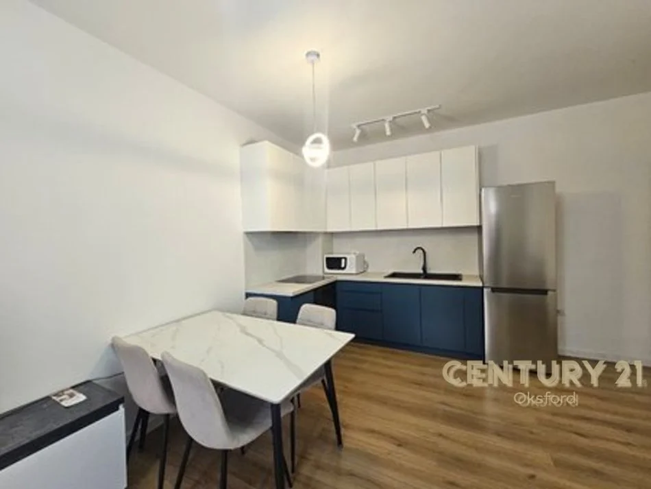 Tirane, jepet me qera apartament 2+1+Ballkon Kati 9, 104 m² 700 € (ish fusha aviacionit)