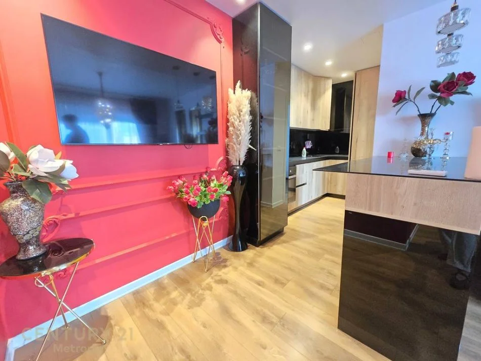 Tirane, jepet me qera apartament 1+1+Ballkon Kati 4, 75 m² 1.000 € (rruga e kosovareve)