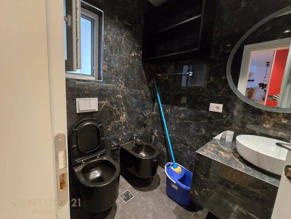 Tirane, jepet me qera apartament 1+1+Ballkon Kati 4, 75 m² 1.000 € (rruga e kosovareve)