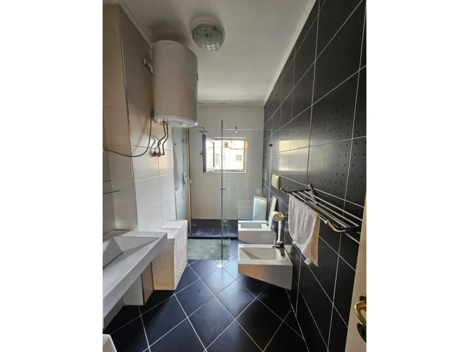 Tirane, jepet me qera apartament 2+1+Ballkon Kati 4, 130 m² 1.000 € (130)