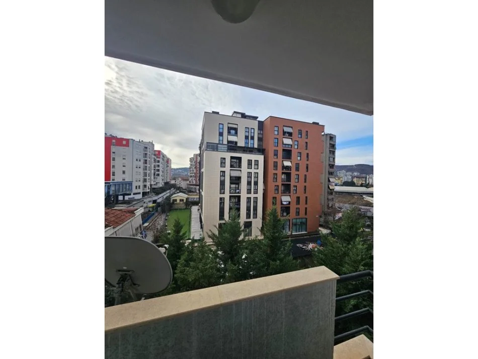 Tirane, jepet me qera apartament 2+1+Ballkon Kati 4, 130 m² 1.000 € (130)
