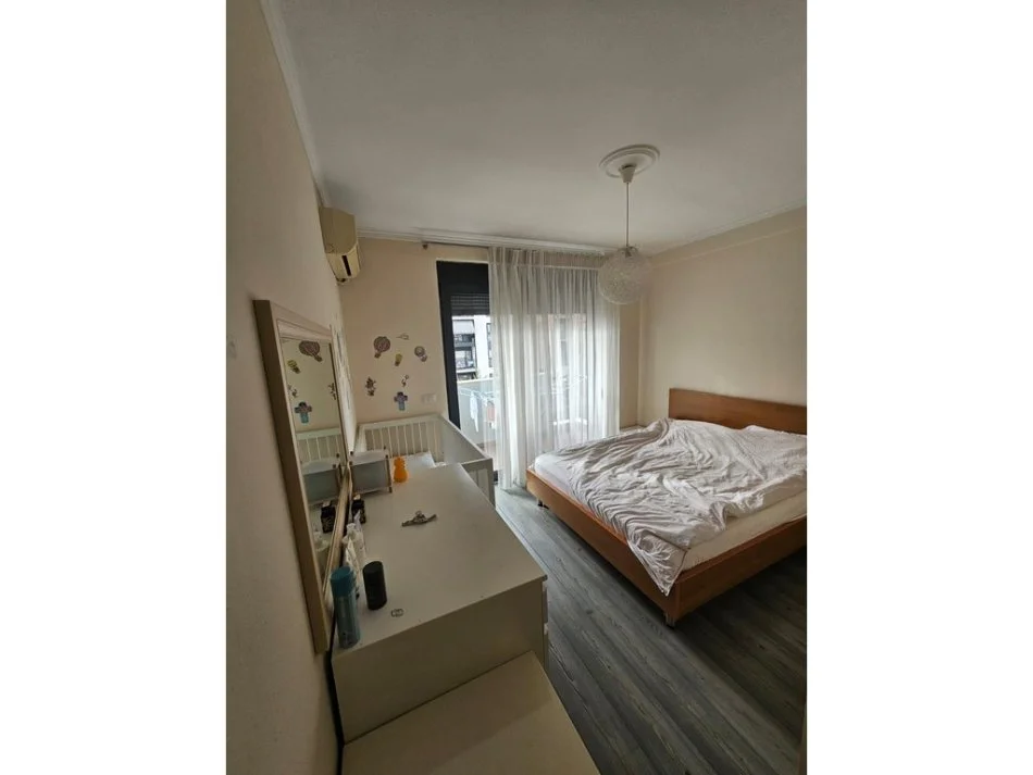 Tirane, jepet me qera apartament 2+1+Ballkon Kati 4, 130 m² 1.000 € (130)