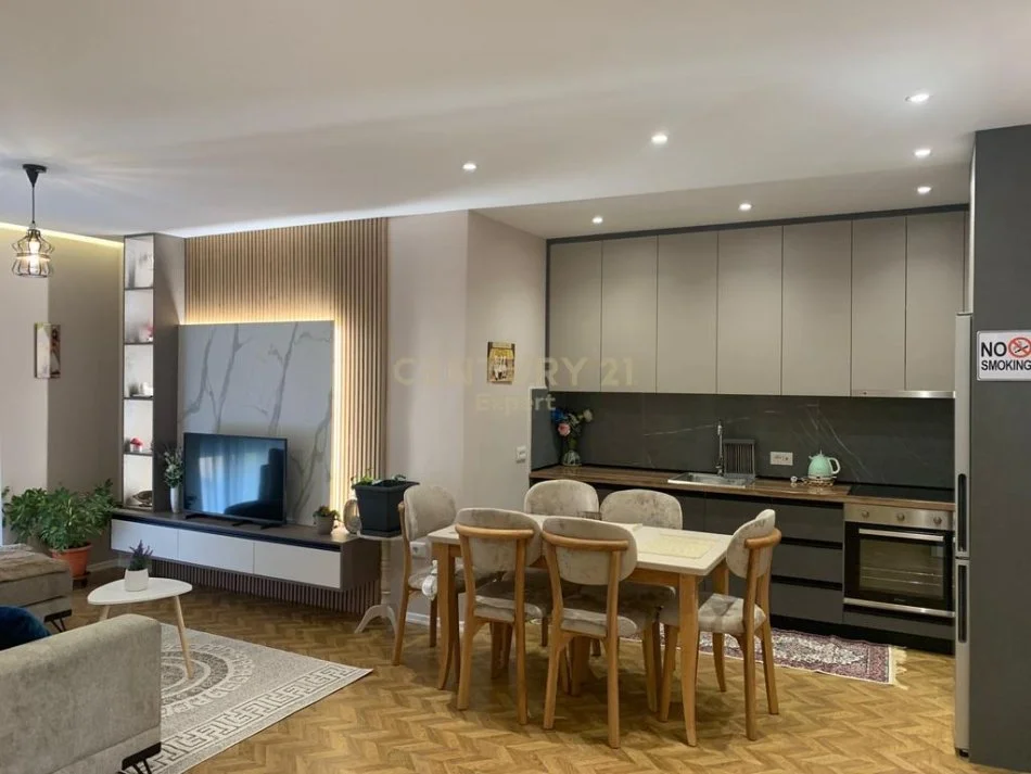 Tirane, jepet me qera apartament 2+1+Ballkon Kati 7, 1.000 € (laprake dritan hoxha)