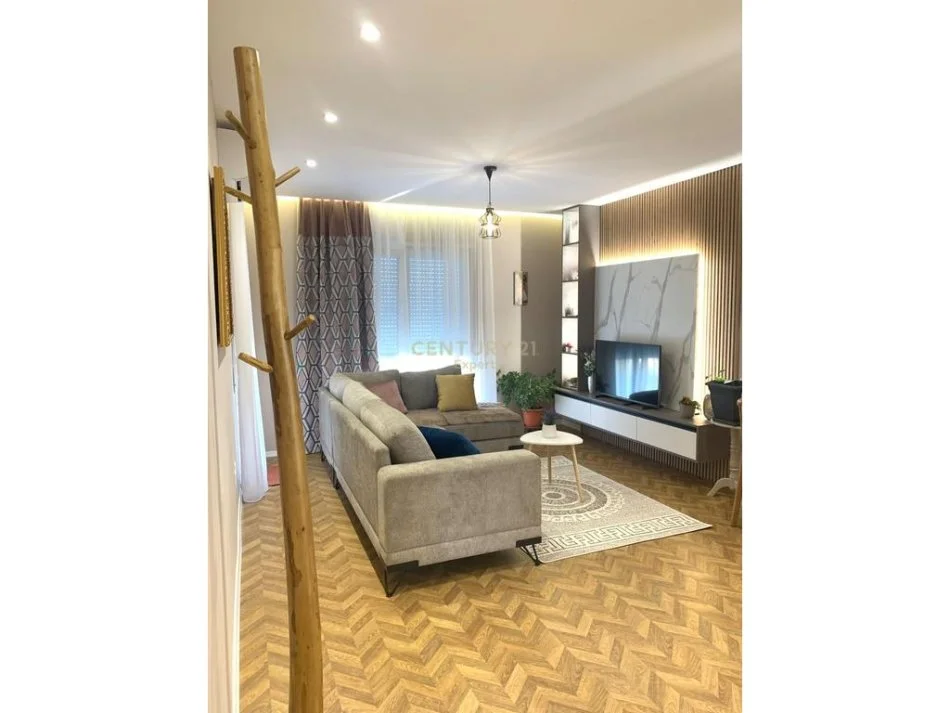 Tirane, jepet me qera apartament 2+1+Ballkon Kati 7, 1.000 € (laprake dritan hoxha)