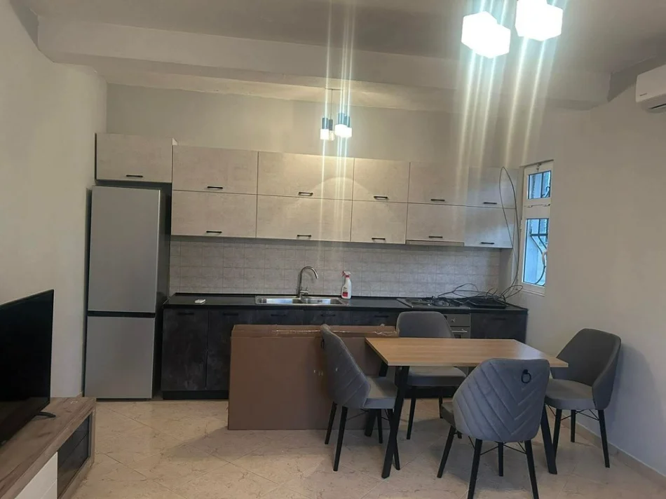 Tirane, jepet me qera apartament 2+1 Kati 1, 80 m² 450 € (pranë Terminalit të Ri)