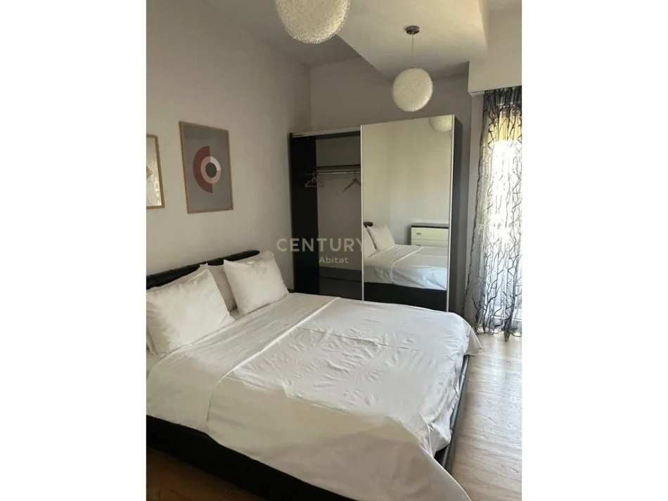 Tirane, jepet me qera apartament 2+1+Ballkon Kati 6, 190 m² 2.500 € (liqeni i tiranes)
