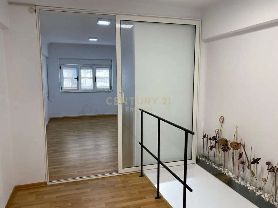 Tirane, jepet me qera ambjent biznesi , 120 m² 1.400 € (sheshi skenderbej)