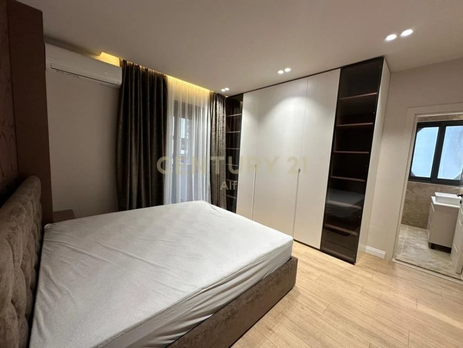 Tirane, jepet me qera apartament 3+1+Ballkon Kati 3, 170 m² 2.000 € (rruga e kosovareve)