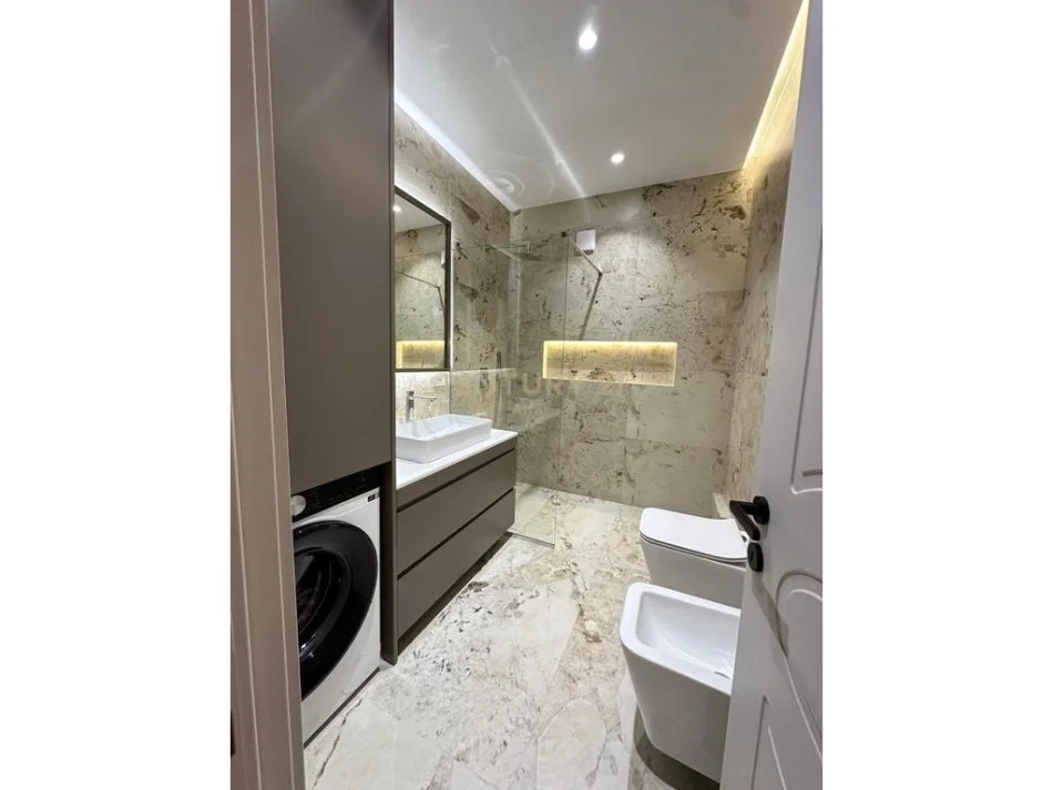 Tirane, jepet me qera apartament 3+1+Ballkon Kati 3, 170 m² 2.000 € (rruga e kosovareve)