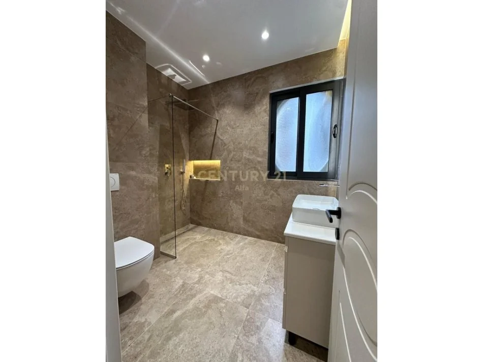 Tirane, jepet me qera apartament 3+1+Ballkon Kati 3, 170 m² 2.000 € (rruga e kosovareve)