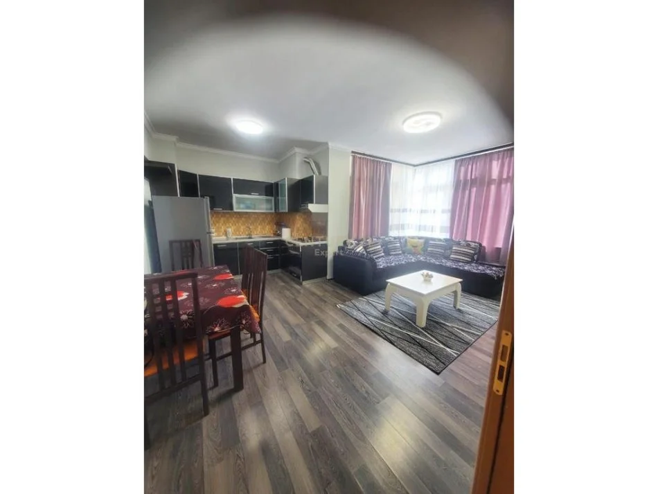 Tirane, jepet me qera apartament 1+1 Kati 3, 55 m² 530 € (brryli)