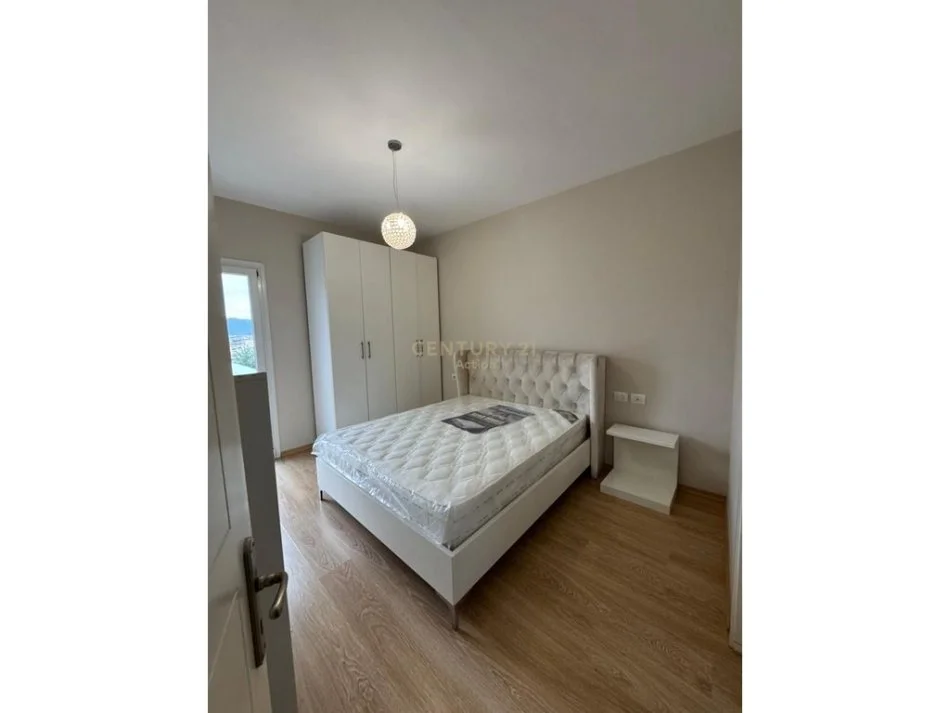 Tirane, jepet me qera apartament 2+1+Ballkon Kati 3, 115 m² 700 € (kopshti botanik)