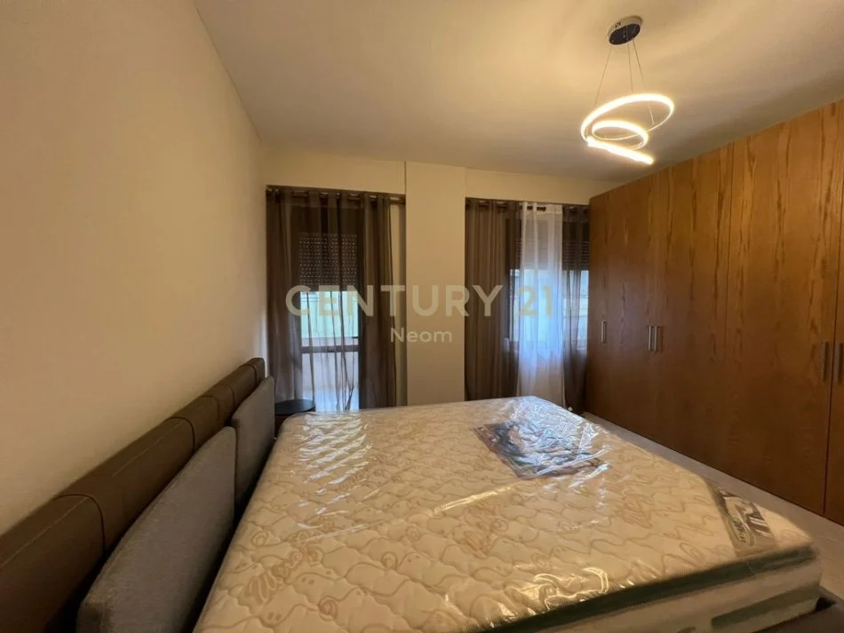 Tirane, jepet me qera apartament 1+1+Ballkon Kati 4, 113 m² 600 € (liqeni i thate)