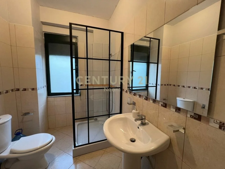 Tirane, jepet me qera apartament 1+1+Ballkon Kati 4, 113 m² 600 € (liqeni i thate)